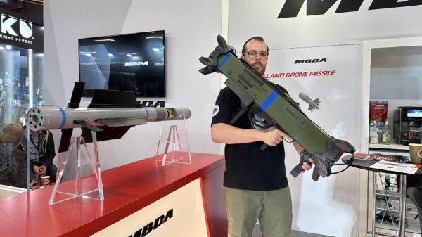 Links die Small Anti Drone Missile, rechts der schultergestützte Enforcer.