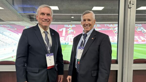 International Stability Operations Association (ISOA): Howard R. Lind, President & Executive Director der ISOA, und Generalleutnant a. D. Mick Bednarek, der für die FLUOR Corporation und als ISOA Board Chairman bei cpm im Exlusiv-Interview.