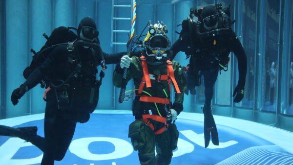 Zwei Minentaucher und ein Schiffstaucher der Deutschen Marine auf der Messe boot.
