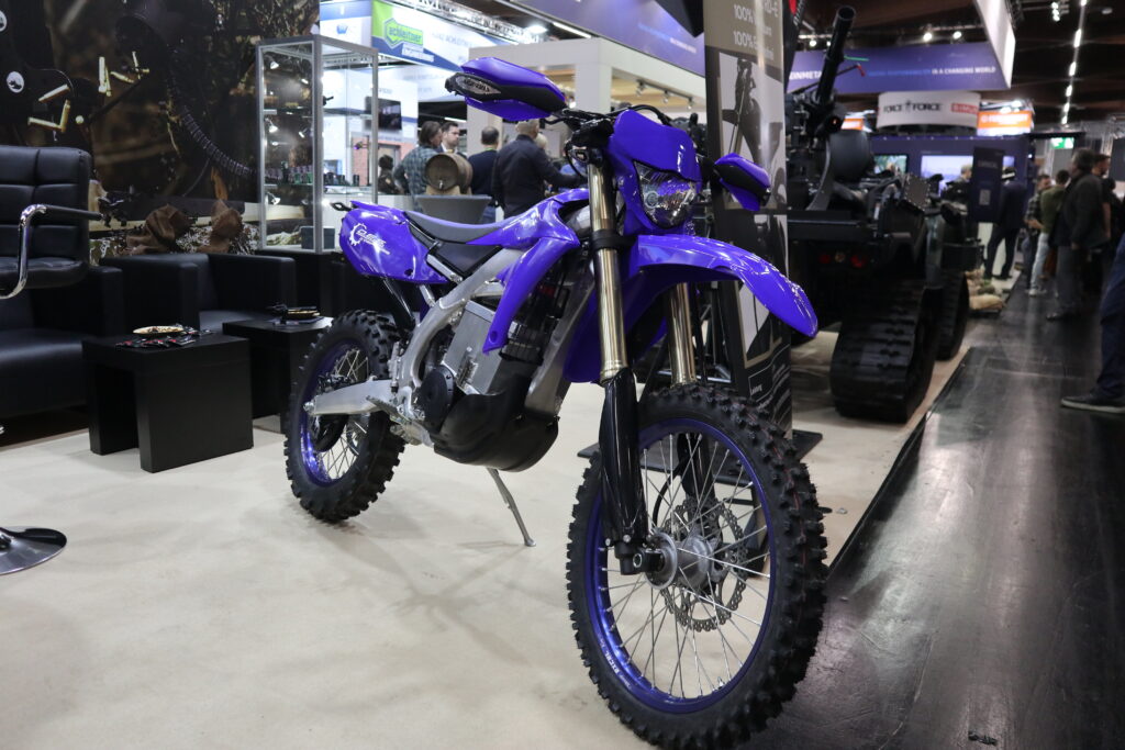 Der Umbau einer Enduro 450 ccm mit der Bezeichnung RD-E von D.E.S.