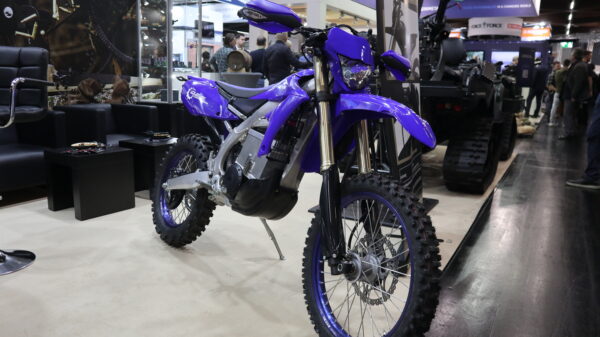 Der Umbau einer Enduro 450 ccm mit der Bezeichnung RD-E von D.E.S.
