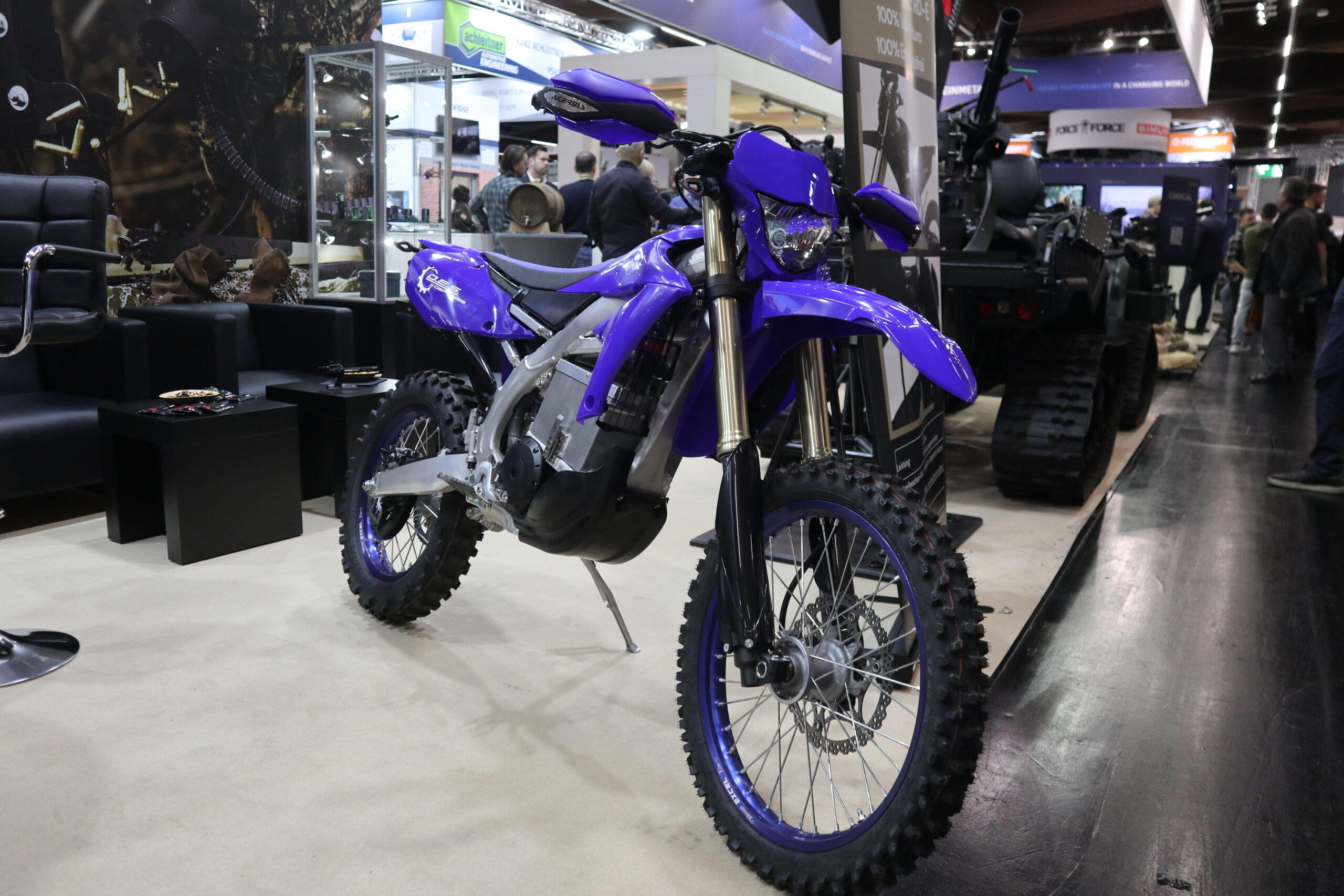 Der Umbau einer Enduro 450 ccm mit der Bezeichnung RD-E von D.E.S.