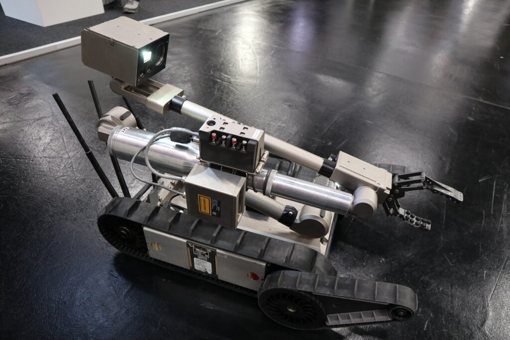 Auf der Enforce Tac wurde zur Veranschaulichung am Stand der ELP GmbH ein PackBot 525 Fernlenkmanipulator von Teledyne mit einem 4-Kanal-Empfänger und einem Disruptor ausgestattet.