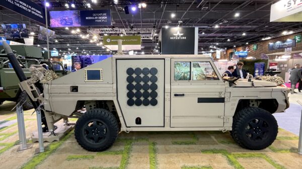 Auf der Eurosatory präsentiert Defenture das 120 mm VIPER-Mörsersystem auf dem GRF.