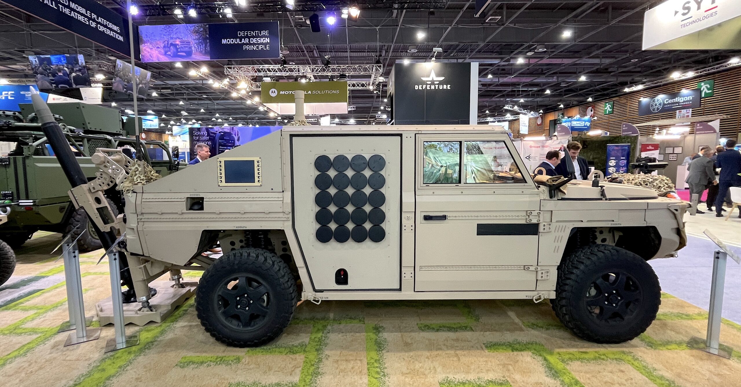 Auf der Eurosatory präsentiert Defenture das 120 mm VIPER-Mörsersystem auf dem GRF.