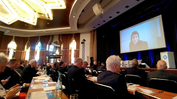 Konnte leider nur via Videoschalte vor Ort sein: die stellvertretende Leiterin des Planungs- und Führungsstabs (PlaFüStab) im BMVg Legationsrätin Carolin Thielking.