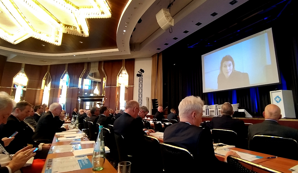 Konnte leider nur via Videoschalte vor Ort sein: die stellvertretende Leiterin des Planungs- und Führungsstabs (PlaFüStab) im BMVg Legationsrätin Carolin Thielking.