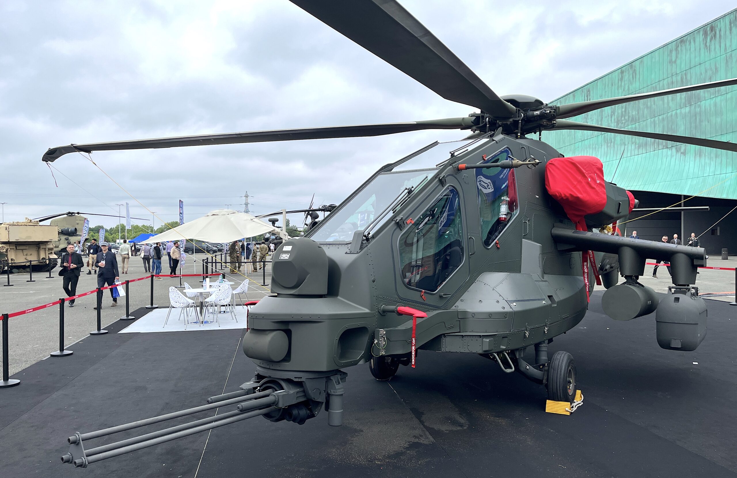 Auf der Eurosatory in Paris stellte der italienische Hersteller Leonardo seinen Kampfhubschrauber AW249 vor.