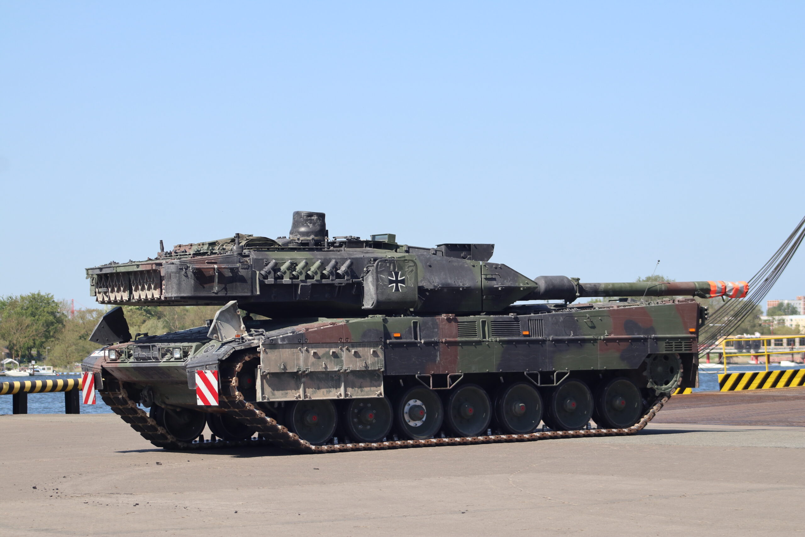 Panzertruppen üben im Rahmen von Quadriga. Deutscher Kampfpanzer Leopard 2 wird auf Schiff mit Ziel Litauen verladen.