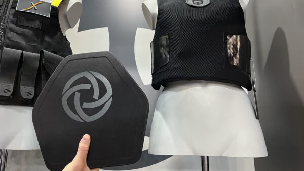 Platte und Schutzweste für Frauen beim Stand der Hexonia auf der Enforce Tac.
