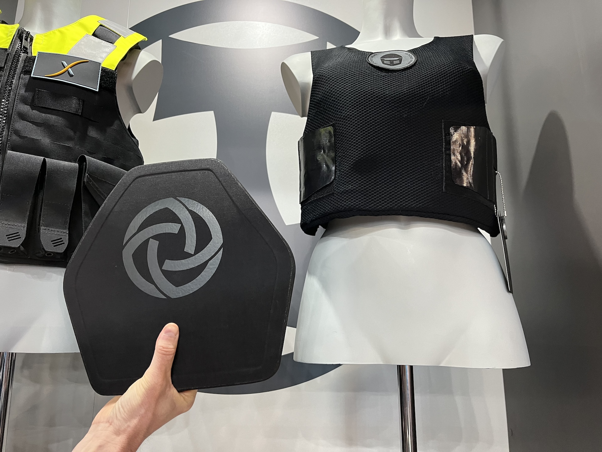 Platte und Schutzweste für Frauen beim Stand der Hexonia auf der Enforce Tac.