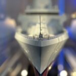 Marineworkshop: Aufnahme der Bugsektion eines Modells F-126 am Stand der DAMEN beim DWT Marine Workshop.