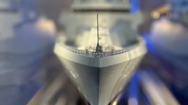 Marineworkshop: Aufnahme der Bugsektion eines Modells F-126 am Stand der DAMEN beim DWT Marine Workshop.