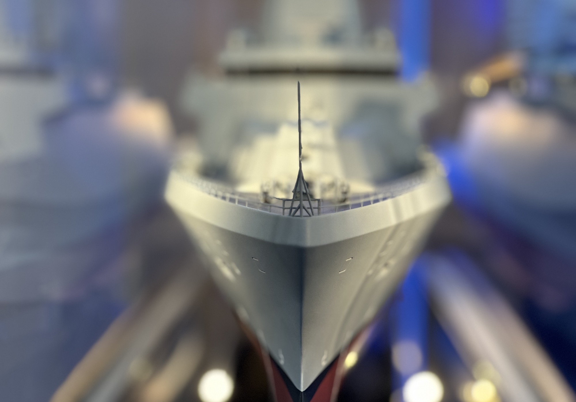 Marineworkshop: Aufnahme der Bugsektion eines Modells F-126 am Stand der DAMEN beim DWT Marine Workshop.
