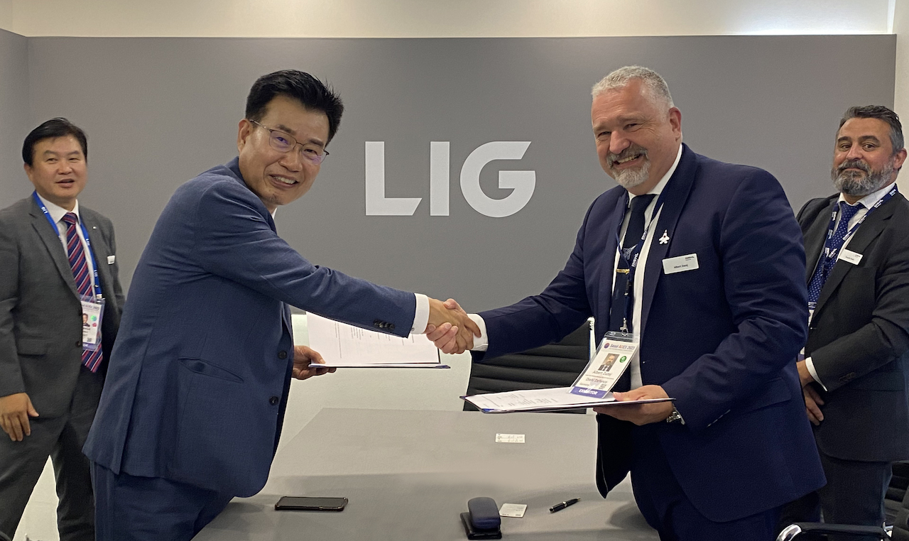 Die Absichtserklärung zwischen LIG Nex1 und Diehl Defence wurde von Gunhyuk Lee (Mitte links), LIG Nex1 Executive Vice President, und Albert Zuzej, Diehl Defence SVP Business Unit Air Force Systems (Mitte rechts) zum Thema IRIS-T