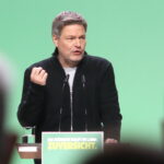 Hat heute mit seiner Partei den Grünen ein Wahlprogramm für den Bundestagswahlkampf 2025 beschlossen: Kanzlerkandidat Robert Habeck.