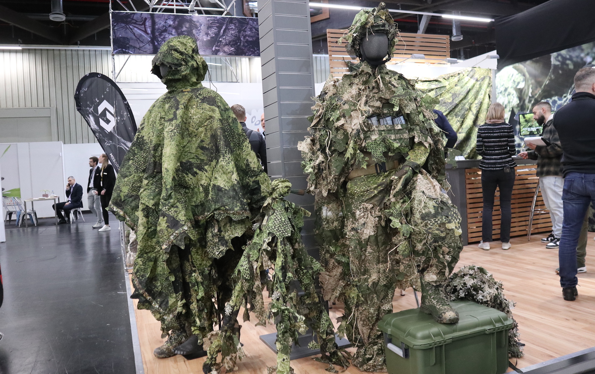 Rechts im Bild: Das Modell Pyhton von Phantomleaf. Tarntextilien aus mehreren Einzelteilen.