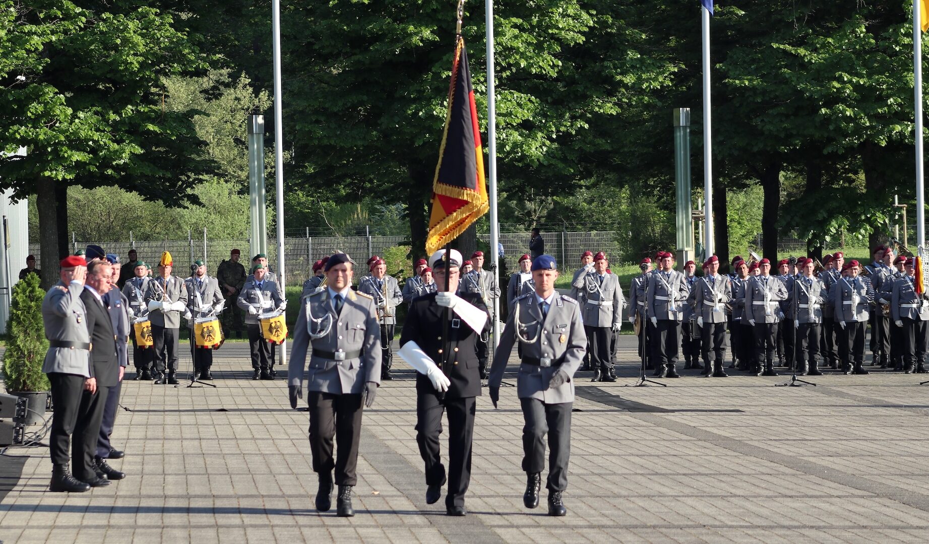 Die neue Truppenfahne Unterstützungskommando der Bundeswehr.