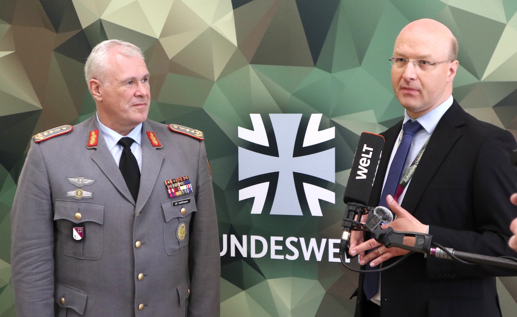 Beim Symposium „Gesundheitsversorgung in der Landesverteidigung“ gingen militärische und zivie Fachleute hand in Hand – Generaloberstabsarzt Dr. Ralf Hoffmann (l.) neben einem Vertreter des Gesundheitsministerium.