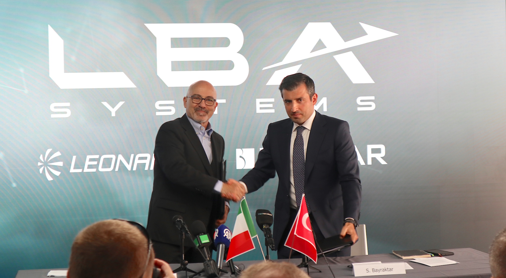 Leonardo-CEO Roberto Cingolani und Baykar-CTO Selçuk Bayraktar unterzeichneten heute auf der Paris Air Show den Vertrag zur Gründung des gemeinsamen Joint Ventures LBA Systems.