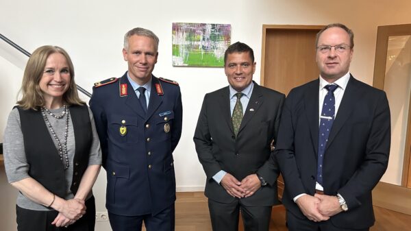 Feierten die Eröffnung des neuen Büros von Kongsberg in Berlin (v. l. n. r.): die norwegische Botschafterin in Deutschland, Laila Stenseng und, Brigadegeneral Henrik Scholz, Abteilungsleiter Weiterentwicklung und Planung im Kommando Luftwaffe, sowie Oliver Dellschau und Øyvind Kolset von Kongsberg.
