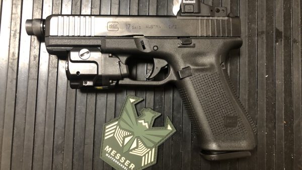 Tactical Range Day: Lag zum Testen bereit, hier die Glock 17 5. Generation mit dem Rotpunktvisier Bushnell RXM-200 MRS und der Waffenlampe Streamlight TLR-7A. (Foto: AF)