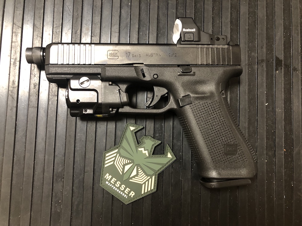 Tactical Range Day: Lag zum Testen bereit, hier die Glock 17 5. Generation mit dem Rotpunktvisier Bushnell RXM-200 MRS und der Waffenlampe Streamlight TLR-7A. (Foto: AF)