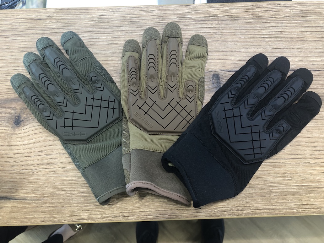 Neue VADER Kampfhandschuhe von ESKA in seinen drei Farbvarianten Grün, Coyote und Schwarz.