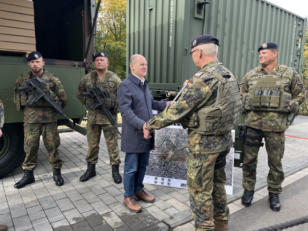 Bundeskanzler Olaf Scholz besucht heute das Territoriale Führungskommando, das am Flughafen Köln-Wahn ein Szenario zur Verlegung von befreundeten Streitkräften präsentiert.