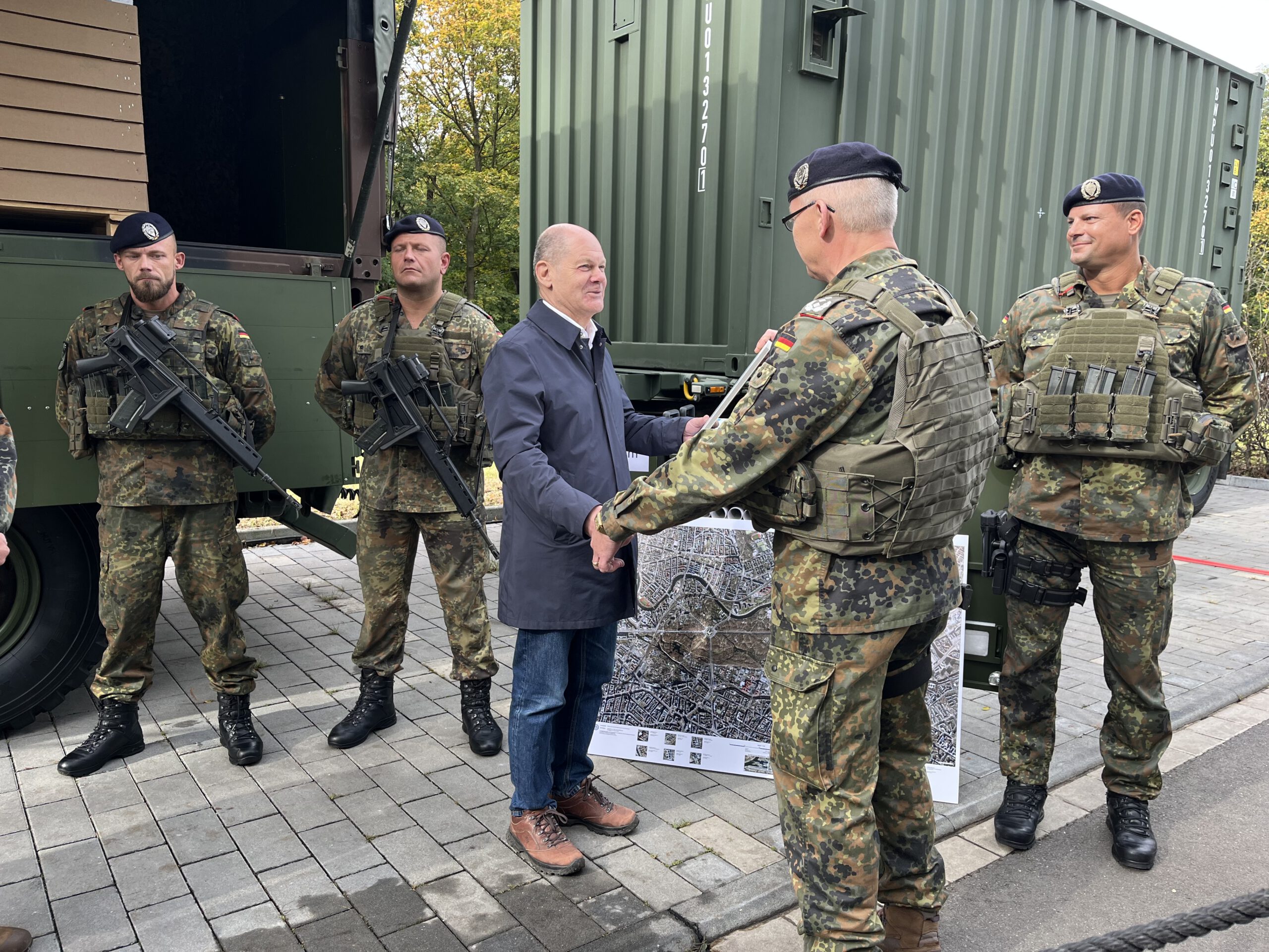 Bundeskanzler Olaf Scholz besucht heute das Territoriale Führungskommando, das am Flughafen Köln-Wahn ein Szenario zur Verlegung von befreundeten Streitkräften präsentiert.