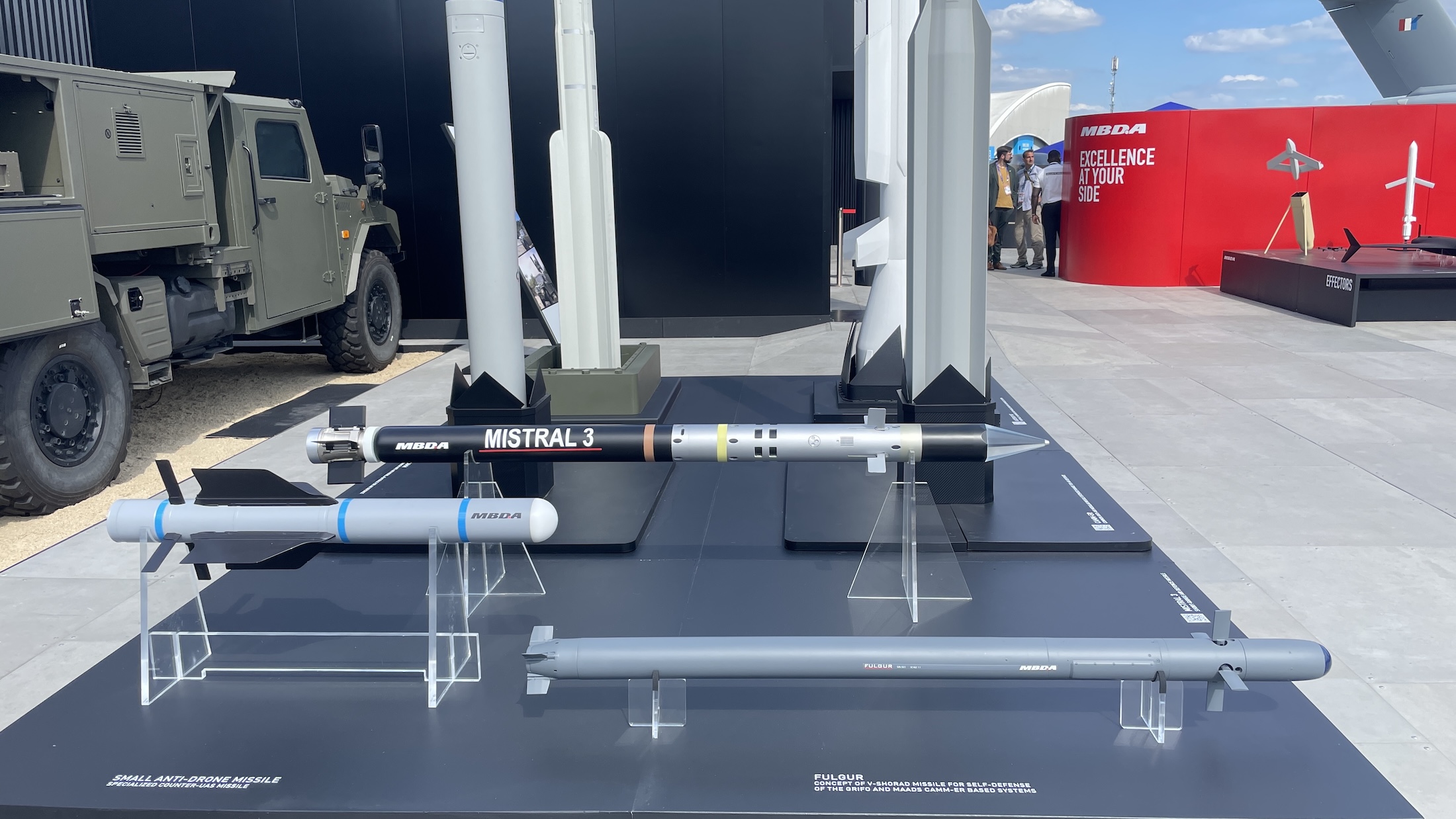 Auswahl der neuesten Missiles am Stand von MBDA bei der Paris Air Show. Vorne rechts der Fulgur-Interceptor für das neue italienische Luftverteidigungssystem sehr kurze Reichweite.