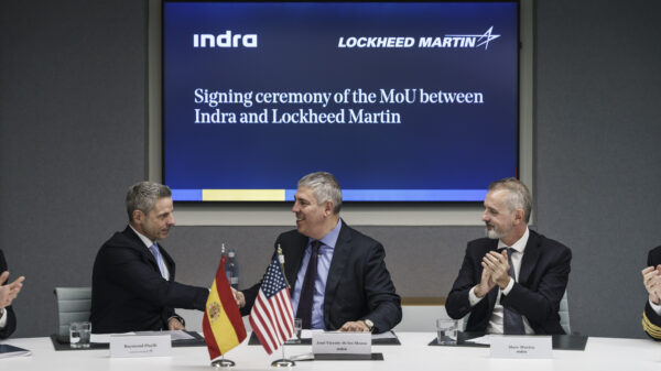 (von links nach rechts) Ray Piselli, Vizepräsident International Lockheed Martin; José Vicente de los Mozos, Vorstandsvorsitzender von Indra; und Marc Murtra, Vorstandsvorsitzender von Indra.