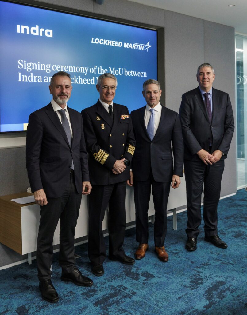 (von links nach rechts) Marc Murtra, Vorsitzender von Indra; Antonio Piñeiro, Bürgermeister der Armada (AJEMA); Ray Piselli, Vizepräsident von International Lockheed Martin; und José Vicente de los Mozos, Vorstandsvorsitzender von Indra.