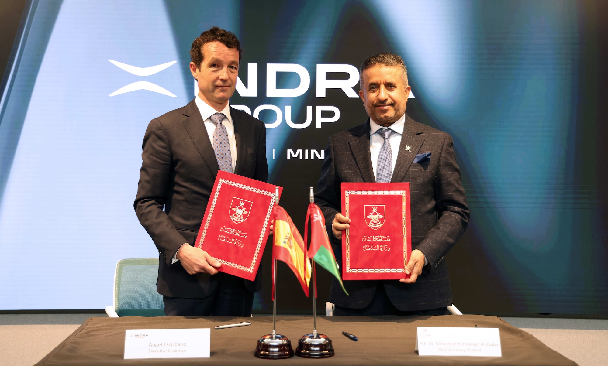 Der Vorstandsvorsitzende der Indra-Gruppe, Ángel Escribano, und der Generalsekretär des Verteidigungsministeriums des Sultanats Oman, S.E. Dr. Mohamed Bin Nasser Al-Zaabi, haben den Vertrag am Hauptsitz von Indra unterzeichnet.