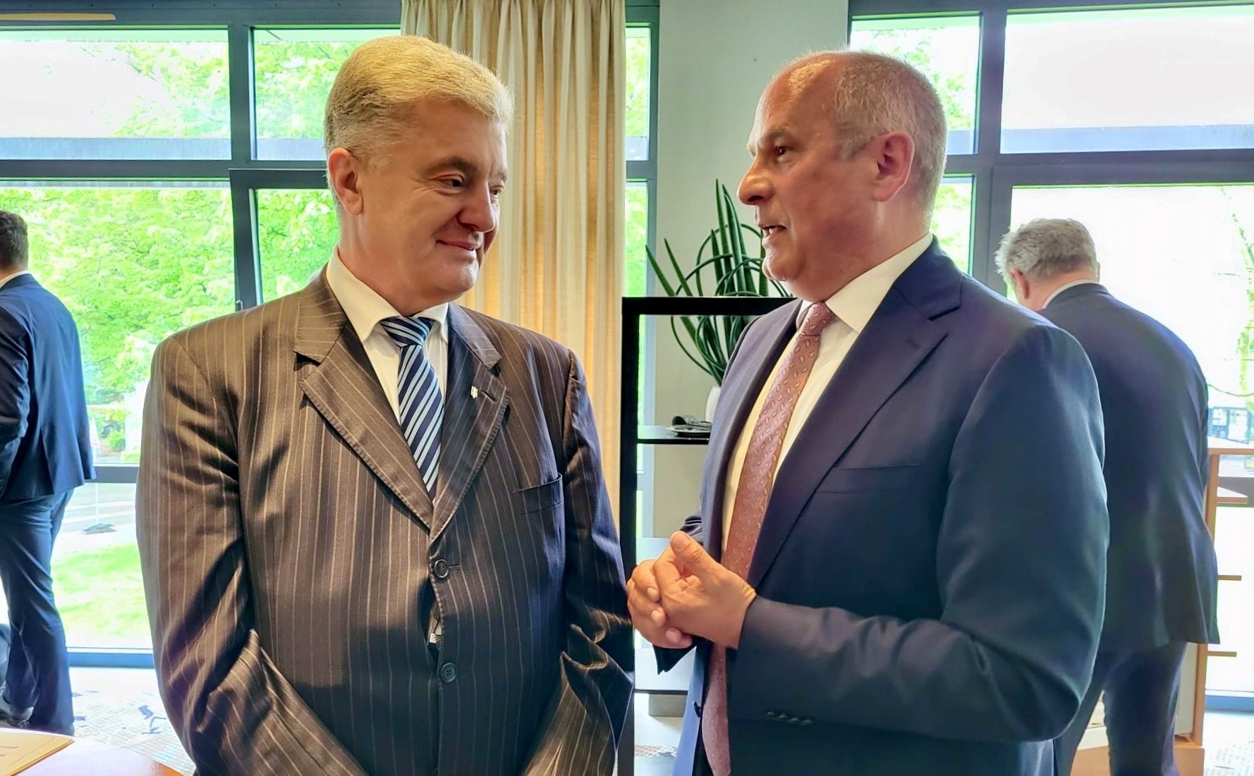 NATO-Ukraine-Treffen: Innenminister Roman Poseck im Gespräch mit Petro Poroschenko.