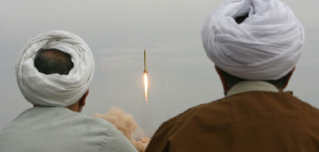 EMP-Programm - Iranische Raketen: Iranische Geistliche beobachten den Staret einer ballistischen Langstreckenrakete vom Typ Shahab-3.