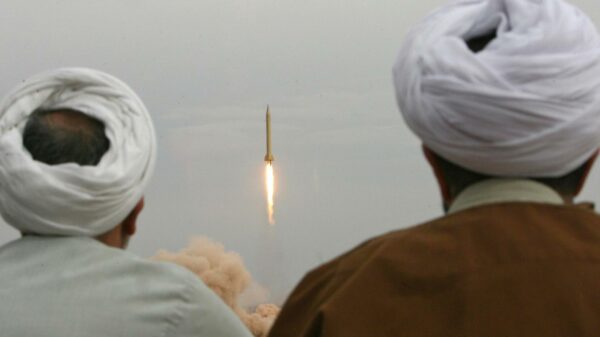 EMP-Programm - Iranische Raketen: Iranische Geistliche beobachten den Staret einer ballistischen Langstreckenrakete vom Typ Shahab-3.