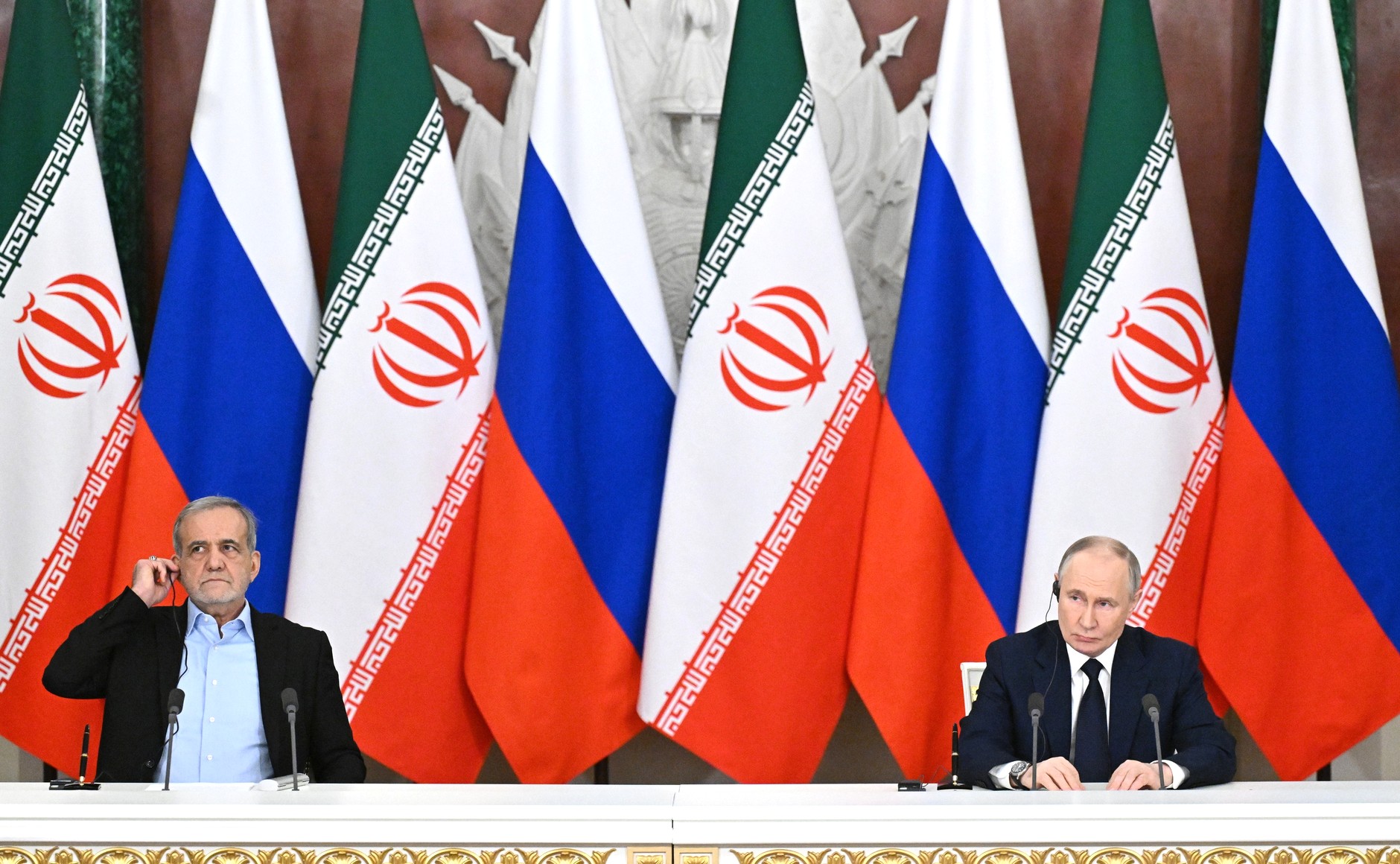 Irans Präsident Massud Peseschkian und Russlands Präsident Wladimir Putin auf einer Pressekonferenz nach den russisch-iranischen Gesprächen am 17. Januar 2025.