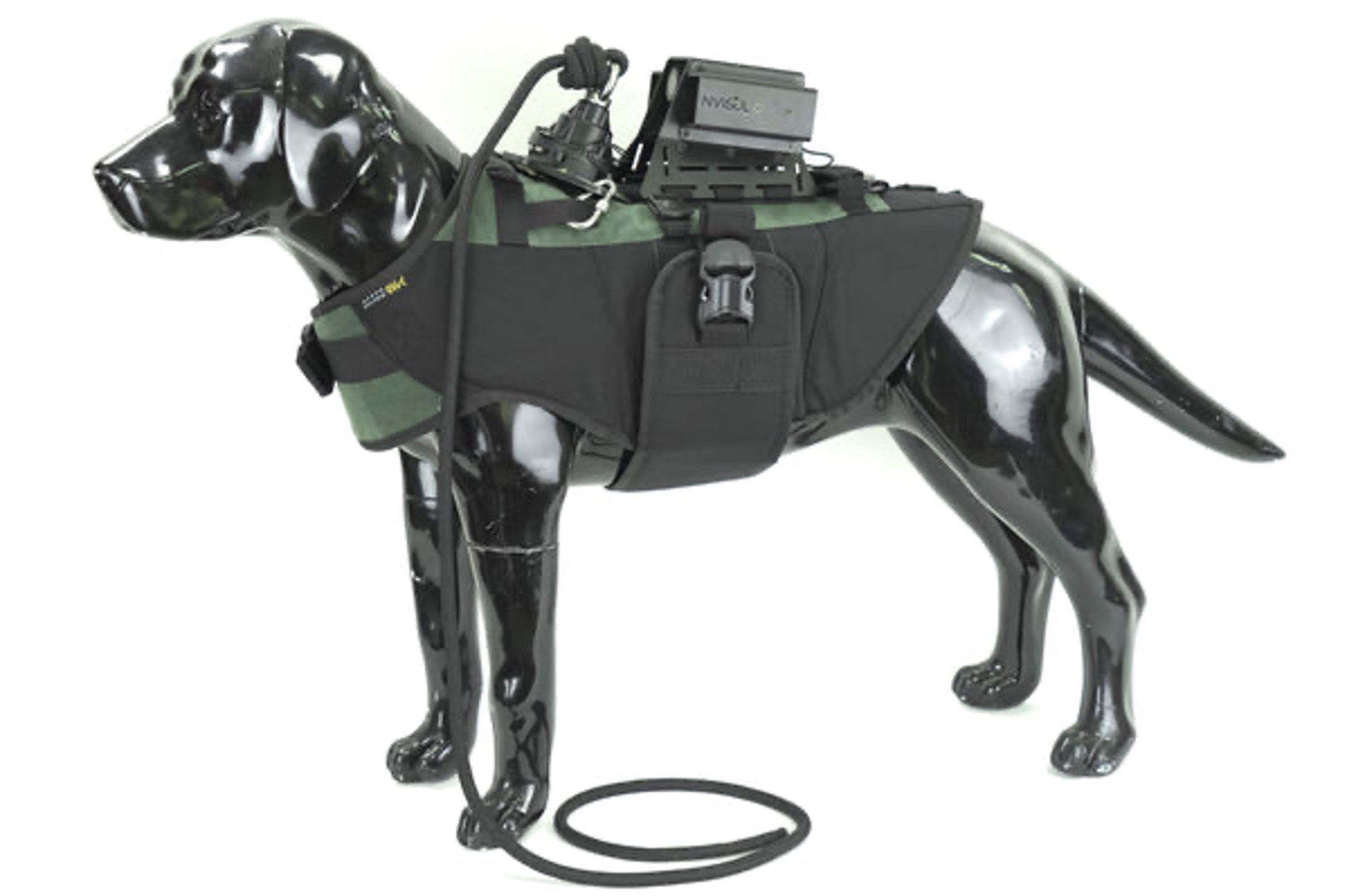 K9-Lösungen von Maron Dolphin. Vorne mit Leine ist die SKY SNAPPER-Verbindung, dahinter eine der taktischen Dokumentationslösungen von NVISOL. (Grafik- Maron Dolphin)