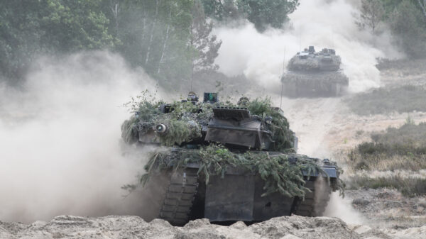 Beim MGCS liegt die Zuständigkeit für den Kampfpanzer nicht wirklich in einer Hand, wie es etwa bei der Entwicklung des erfolgreichen Leopard-Kampfpanzer – hier zwei getarnte LEOPARD 2 A6 – und KMW war.