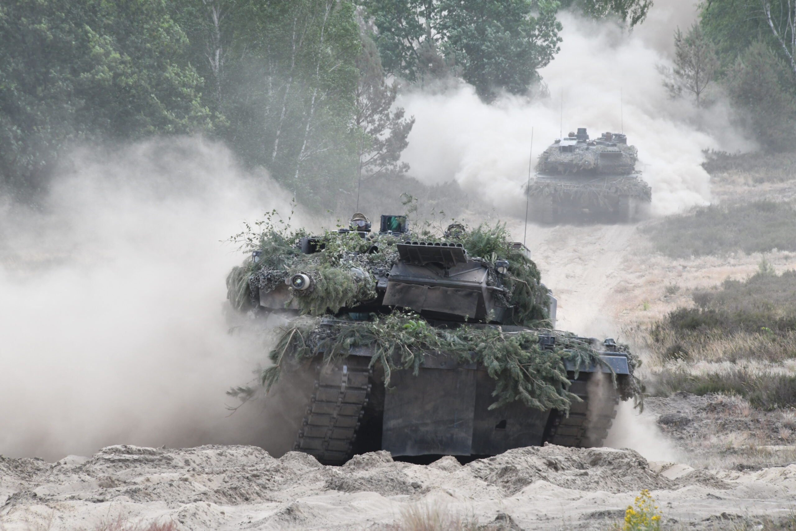 Beim MGCS liegt die Zuständigkeit für den Kampfpanzer nicht wirklich in einer Hand, wie es etwa bei der Entwicklung des erfolgreichen Leopard-Kampfpanzer – hier zwei getarnte LEOPARD 2 A6 – und KMW war.