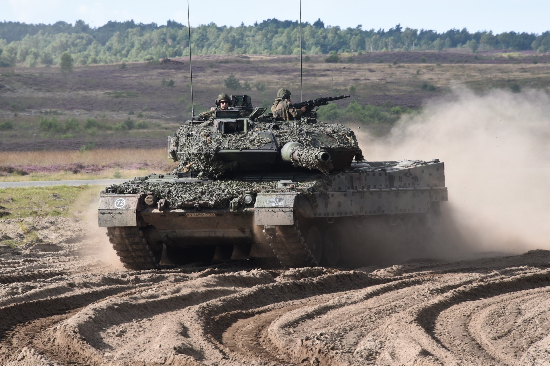Mit Tarnnetzen getarnter Leopard 2 A7 in voller Fahrt auf dem Truppenübungsplatz Munster. Die 18 deutschen Leopard 2 A8 sollen ab 2025 geliefert werden.