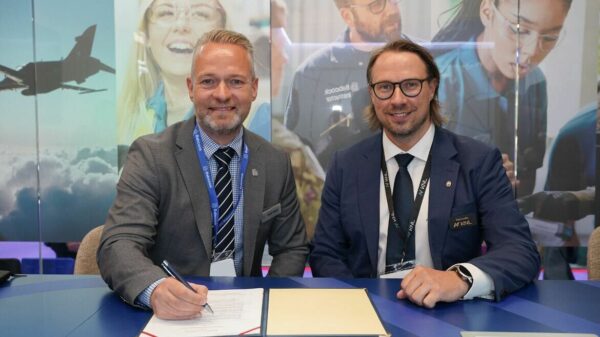 Unterzeichnung des MoU: Toni Lindén, CEO of KNL (links).