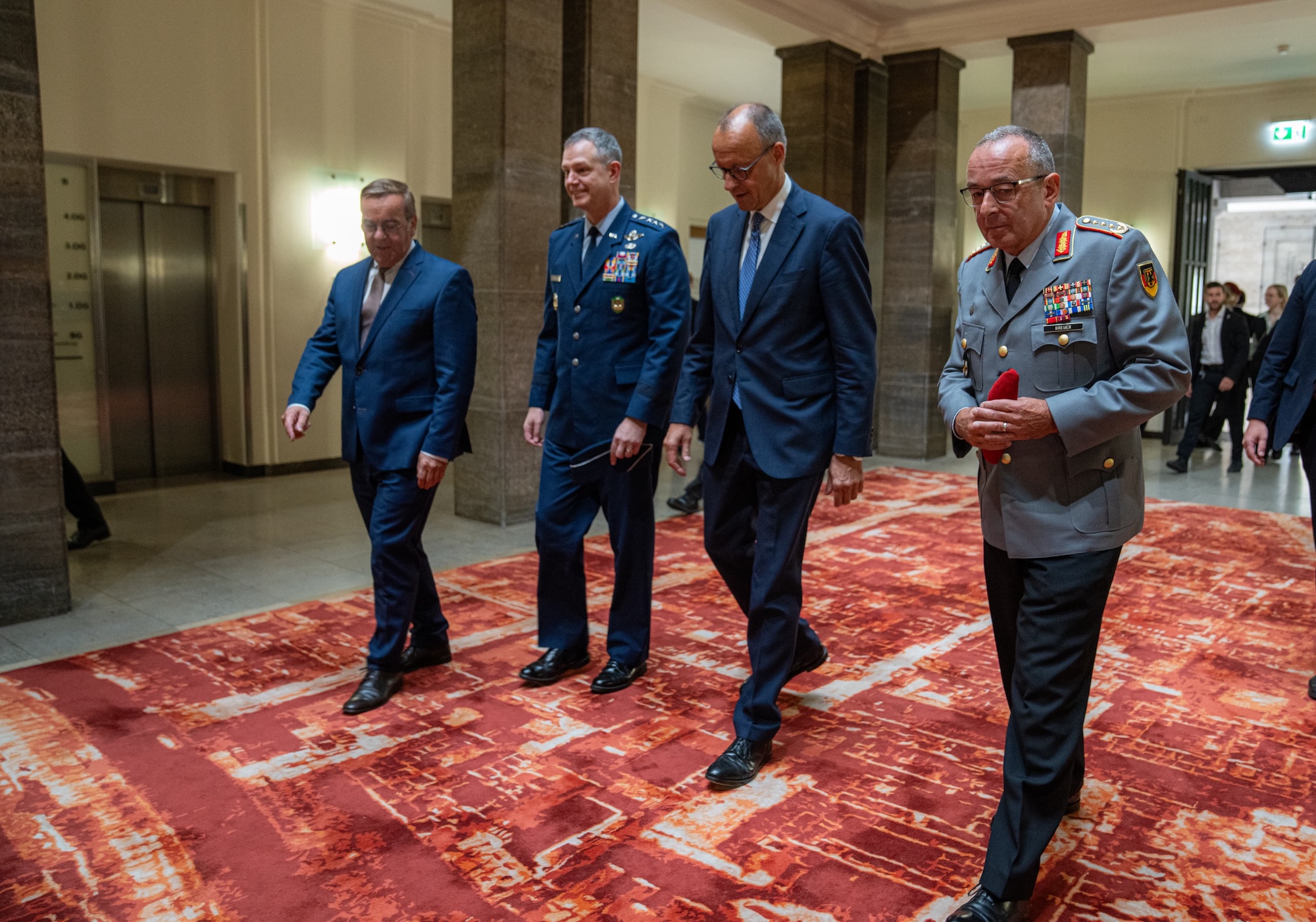 Bundeskabinett: Kabinettssitzung im Verteidigungsministerium mit militärischem Besuch (v.l.n.r.) Bundesminister der Verteidigung Boris Pistorius, der Alliierte Oberkommandierender in Europa SACEUR, General Alexus G. Grynkewich, Bundeskanzler Friedrich Merz und Generalinspekteur Carsten Breuer.