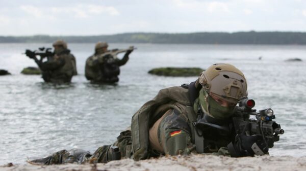 Nasstauchanzug: Soldaten des Kommandos Spezialkräfte der Marine im Hafenbereich des Stützpunkts Eckernförde. (Foto: Bundeswehr/Markdo PIZ)