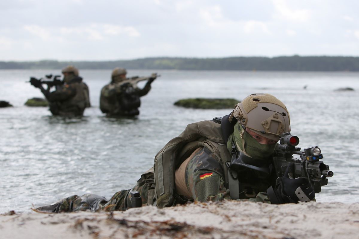 Nasstauchanzug: Soldaten des Kommandos Spezialkräfte der Marine im Hafenbereich des Stützpunkts Eckernförde. (Foto: Bundeswehr/Markdo PIZ)