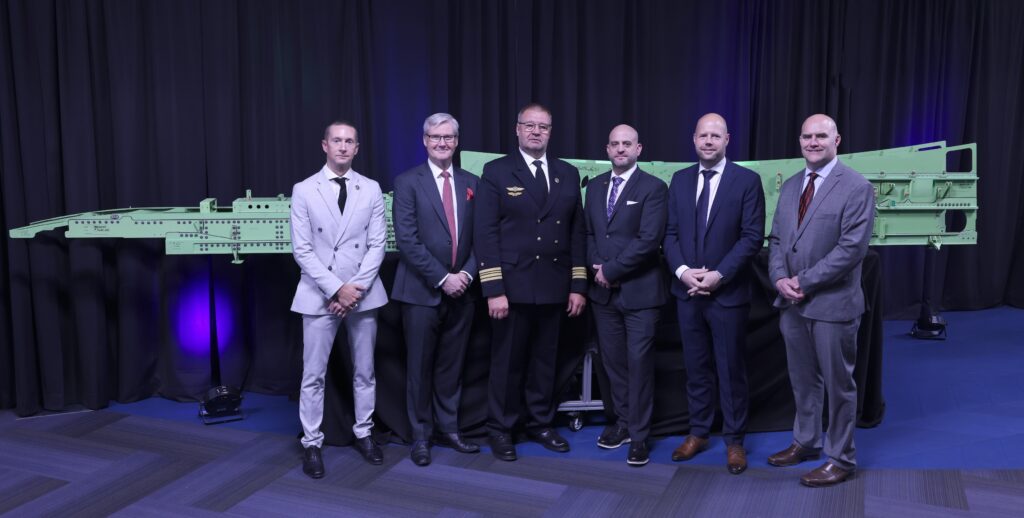 Teilnehmer der Kiellegungszeremonie der ersten deutschen P-8A Poseidon (v.l.n.r.): Stephen Schmidt (Boeing), Alan Carson (ESG Elektroniksystem- und Logistik-GmbH), Fregattenkapitän Björn Malmus (BAAINBw), David Barnes (Boeing), Michael von Puttkamer (Lufthansa Technik) und Matt Kaslik (Boeing).