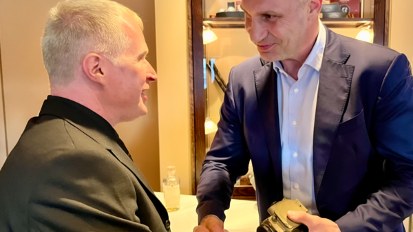 Bürgermeister Vitali Klitschko (r.) und Dr. Björn Andres treffen sich zur Übergabe weirterer Wärmebildgeräte.
