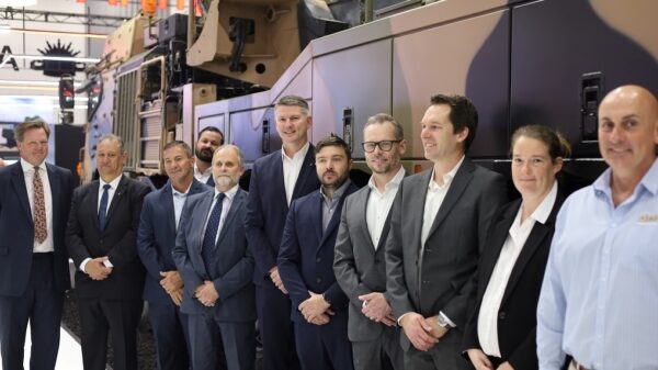 Vertreter von Rheinmetall bei der Eröffnung in Australien für mehr Instandhaltungskapazität.