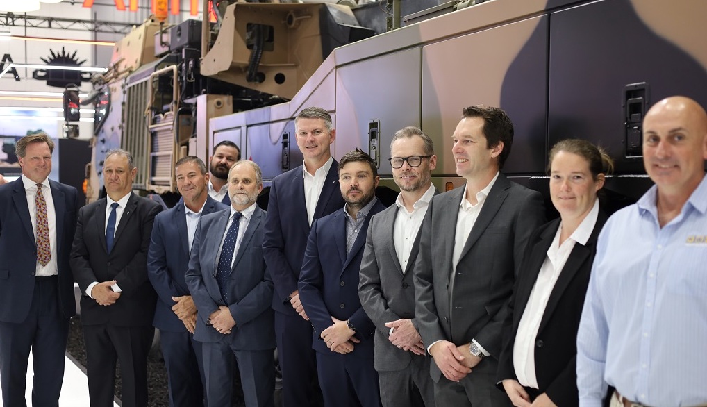 Vertreter von Rheinmetall bei der Eröffnung in Australien für mehr Instandhaltungskapazität.